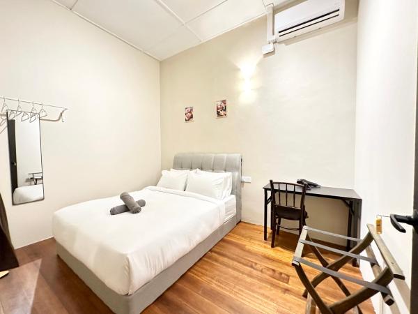 Madras Inn 58-1 : photo 9 de la chambre chambre double avec salle de bains commune