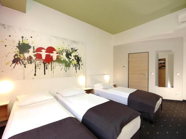 B&B HOTEL Berlin-Potsdamer Platz : photo 3 de la chambre chambre triple