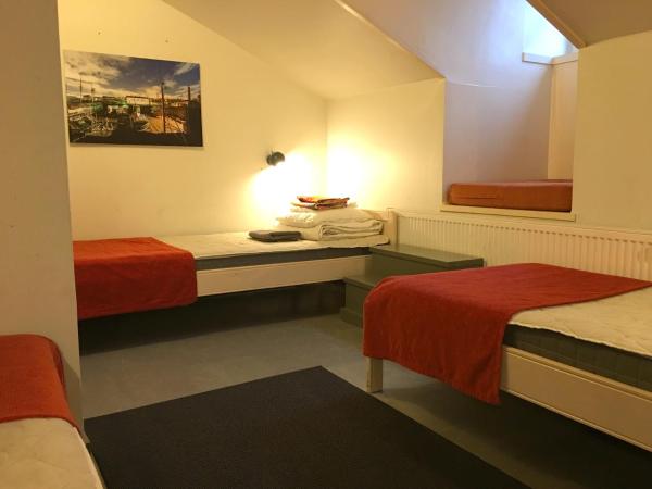 Hostel Suomenlinna : photo 6 de la chambre chambre triple avec salle de bains commune