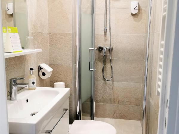 Hotel L'Escapade : photo 6 de la chambre chambre familiale