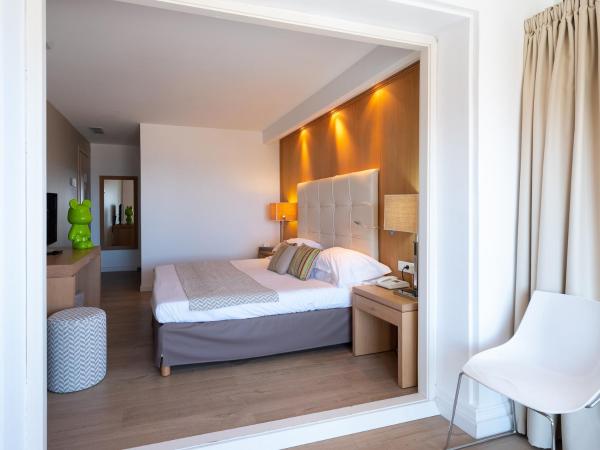 Hotel Revellata & Spa : photo 3 de la chambre l+ sup • chambre double ou lits jumeaux - terrasse avec vue sur mer