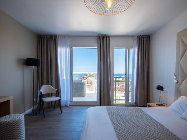 Hotel Revellata & Spa : photo 10 de la chambre l+ sup • chambre double ou lits jumeaux - terrasse avec vue sur mer