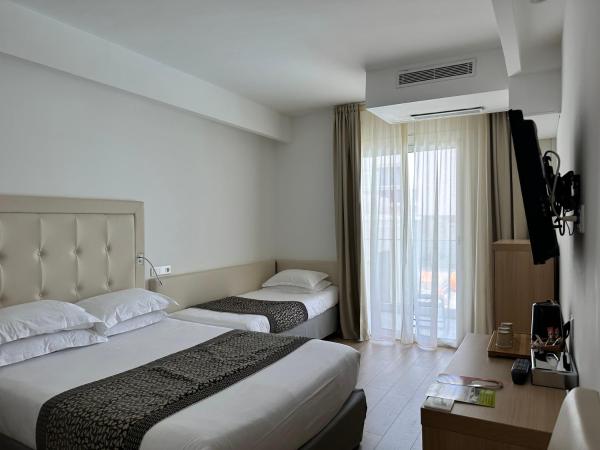 Hotel Revellata & Spa : photo 5 de la chambre xl – chambre triple avec balcon