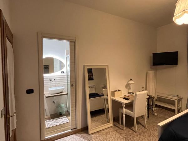 B&B Casa TORET : photo 2 de la chambre chambre double avec lit d'appoint