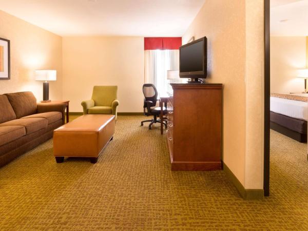 Drury Inn & Suites Charlotte University Place : photo 1 de la chambre suite lit king-size avec canapé-lit