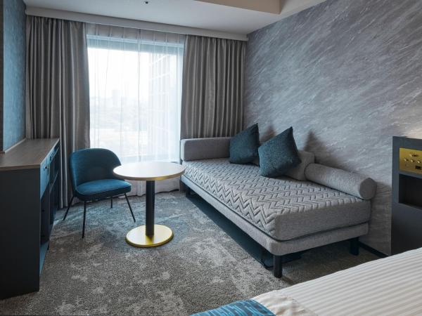 Hotel Villa Fontaine Grand Tokyo-Shiodome : photo 3 de la chambre chambre lits jumeaux deluxe avec canapé pour 3 personnes rénovée en 2023