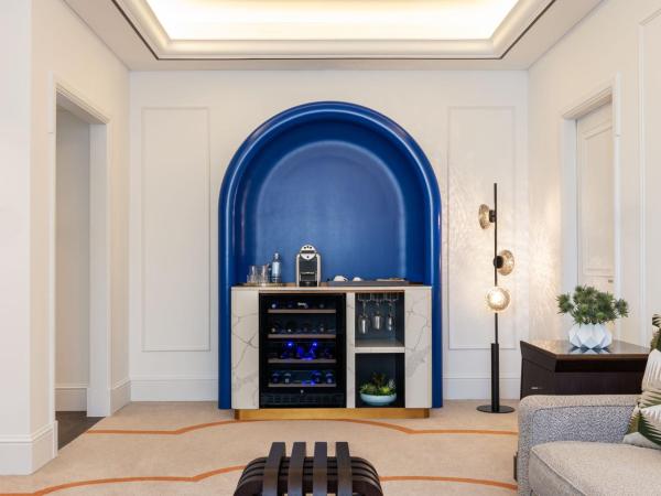 The Westin Dubai Mina Seyahi Beach Resort and Waterpark : photo 8 de la chambre deluxe club suite sea view, 1 king bed with balcony, separate lounge with sofa bed, breakfast, dubai airport transfers, happy hour, afternoon tea, club lounge & jungle bay waterpark access