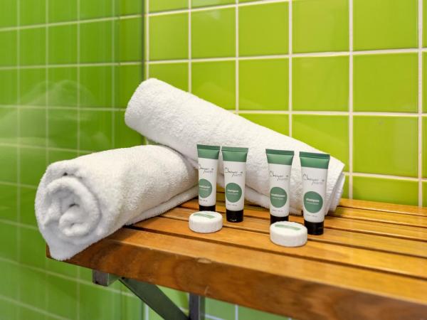 Gilligan's Hotel & Resort Cairns : photo 7 de la chambre chambre lit king-size standard avec salle de bains privative