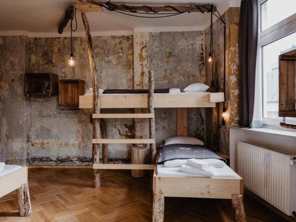 The Keep Eco Rooms : photo 9 de la chambre chambre familiale avec douche 