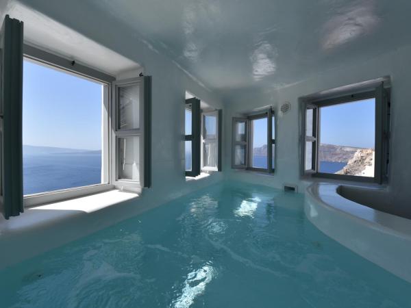Ducato di Oia - Adults Only : photo 1 de la chambre suite deluxe avec petite piscine intérieure et vue sur caldeira