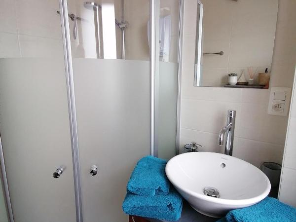 Sea-Me Ostend : photo 4 de la chambre chambre double avec salle de bains privative extérieure