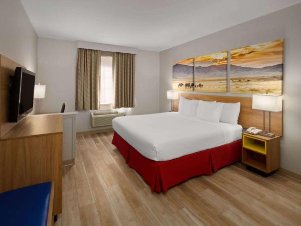 Days Inn by Wyndham Oklahoma City : photo 1 de la chambre chambre lit king-size pour personnes à mobilité réduite - non-fumeurs