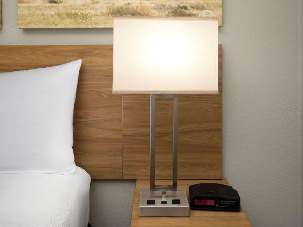 Days Inn by Wyndham Oklahoma City : photo 9 de la chambre chambre lit king-size pour personnes à mobilité réduite - non-fumeurs