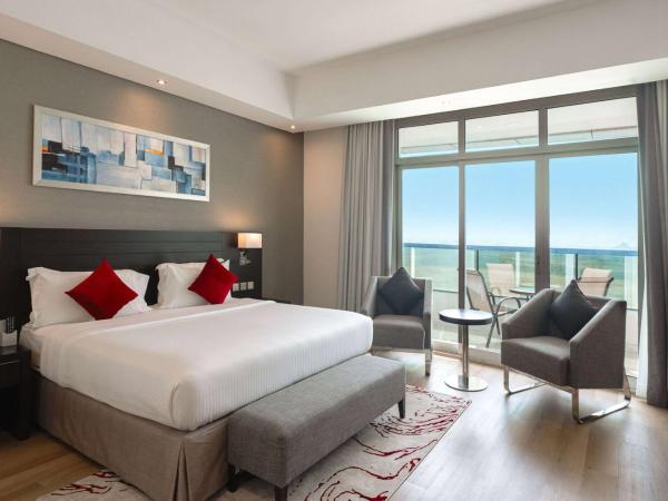 Ramada by Wyndham Dubai Barsha Heights : photo 1 de la chambre chambre lit king-size deluxe - fumeurs