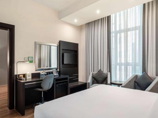 Ramada by Wyndham Dubai Barsha Heights : photo 1 de la chambre suite junior avec lit king-size - fumeurs