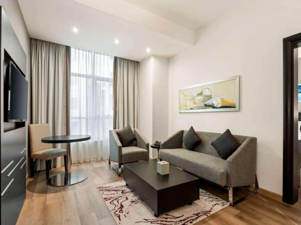 Ramada by Wyndham Dubai Barsha Heights : photo 1 de la chambre suite junior lit king-size - non-fumeurs