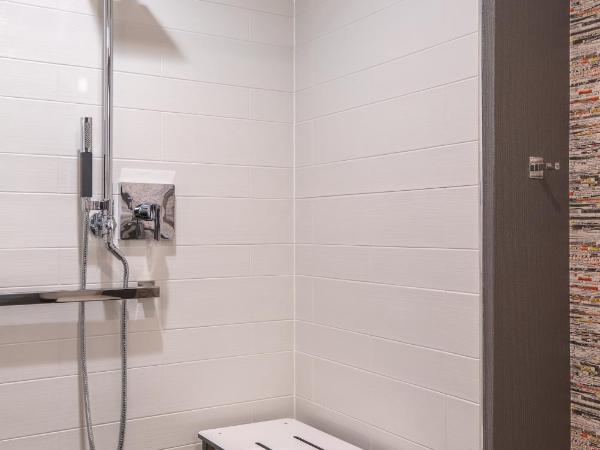 Baltimore Marriott Waterfront : photo 1 de la chambre chambre avec 2 lits queen-size et douche accessible en fauteuil roulant - vue sur ville - adaptée aux personnes à mobilité réduite