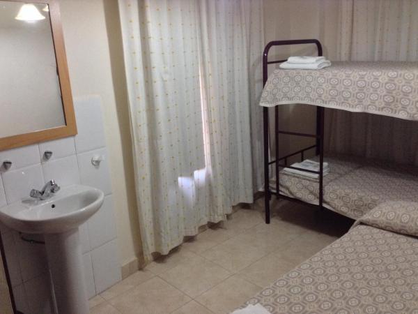 Pension La Milagrosa : photo 2 de la chambre chambre double avec lit d'appoint et salle de bains commune