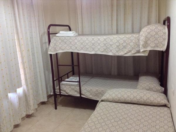 Pension La Milagrosa : photo 1 de la chambre chambre double avec lit d'appoint et salle de bains commune