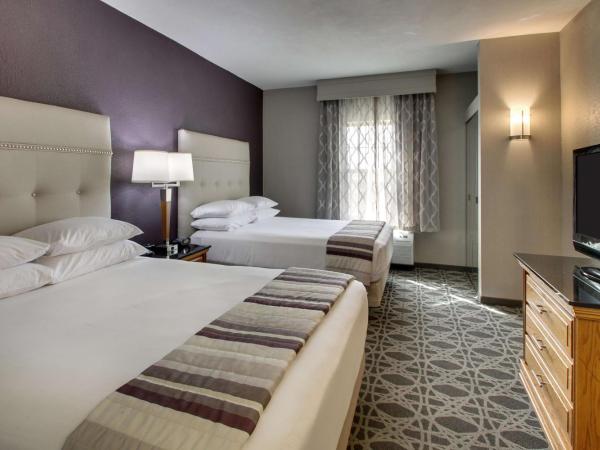 Drury Inn & Suites Albuquerque North : photo 6 de la chambre suite avec 2 lits queen-size et 1 canapé-lit