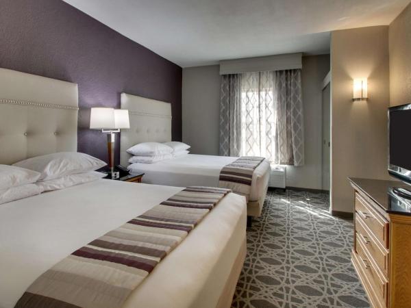 Drury Inn & Suites Albuquerque North : photo 6 de la chambre suite lit queen-size avec cuisine