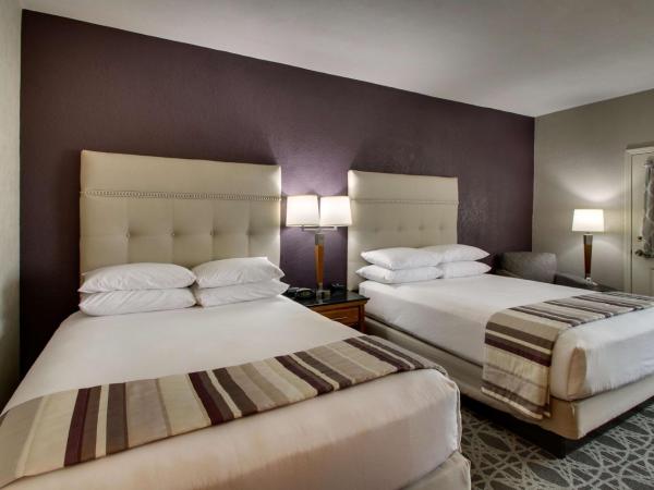 Drury Inn & Suites Albuquerque North : photo 5 de la chambre chambre de luxe avec 2 lits queen-size et balcon