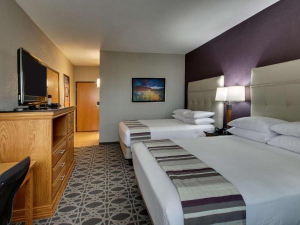 Drury Inn & Suites Albuquerque North : photo 7 de la chambre chambre de luxe avec 2 lits queen-size et balcon