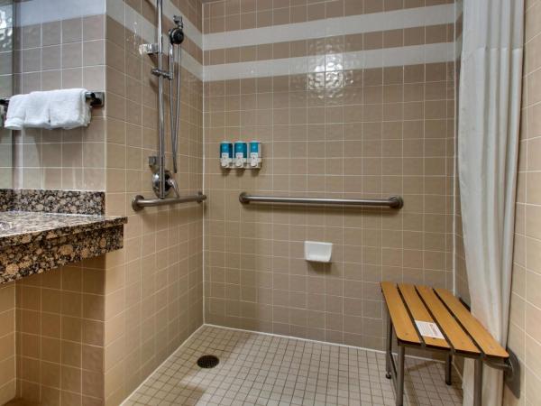 Drury Inn & Suites Albuquerque North : photo 1 de la chambre chambre deluxe pour personnes à mobilité réduite avec 2 lits queen-size et baignoire