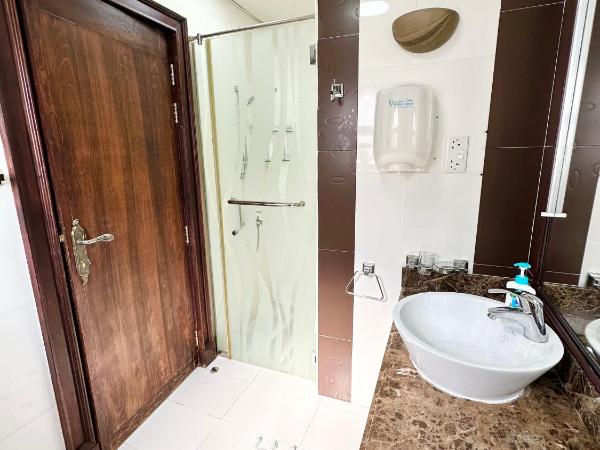 DARÏ : photo 6 de la chambre chambre double avec salle de bains privative