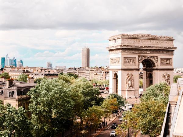 Grand Hôtel Champs-Elysées : photo 2 de la chambre chambre prestige - balcon - arc de triomphe