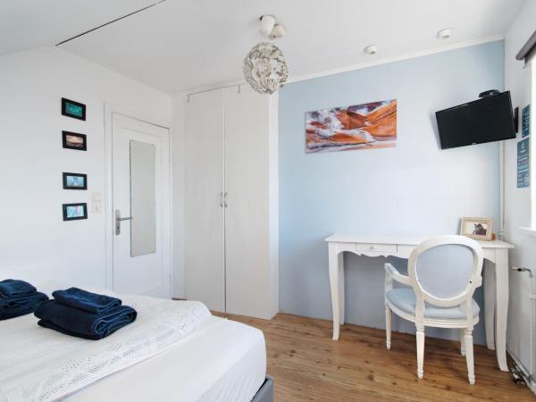 Blue House B&B : photo 8 de la chambre chambre double ou lits jumeaux avec salle de bains commune