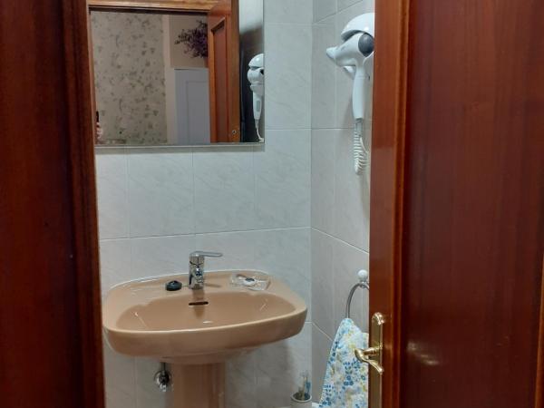 Uría 25 rooms : photo 6 de la chambre chambre double avec salle de bains privative