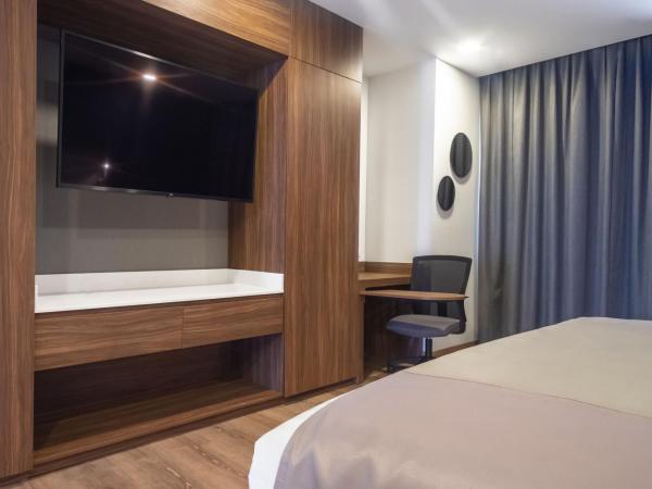 Sheraton Guadalajara Expo : photo 5 de la chambre chambre lit king-size de luxe - vue sur ville et balcon