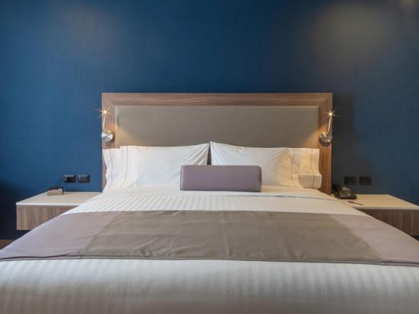 Sheraton Guadalajara Expo : photo 7 de la chambre chambre lit king-size de luxe - vue sur ville et balcon