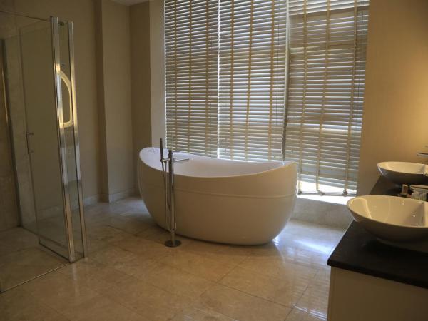 DoubleTree by Hilton Hotel Istanbul - Tuzla : photo 4 de la chambre chambre lit queen-size