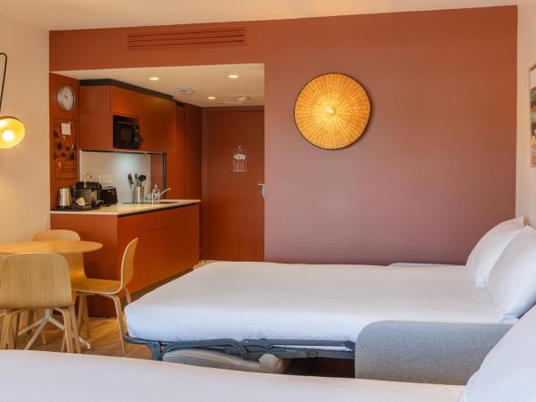 Staybridge Suites - Cannes Centre by IHG : photo 4 de la chambre suite studio lit queen-size avec balcon et canapé-lit