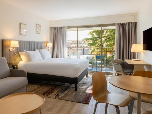 Staybridge Suites - Cannes Centre, an IHG Hotel : photo 7 de la chambre suite studio lit queen-size avec balcon et canapé-lit