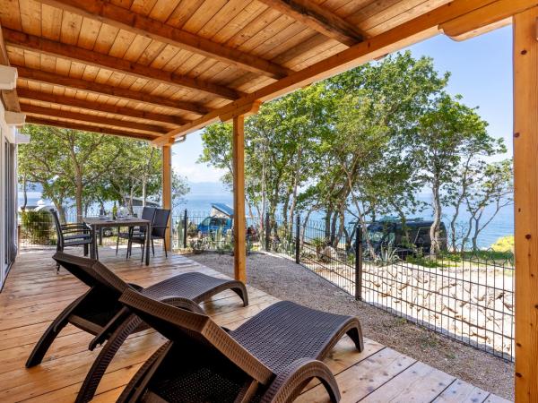 Camping Glavotok : photo 3 de la chambre villa with  terrace and sea view