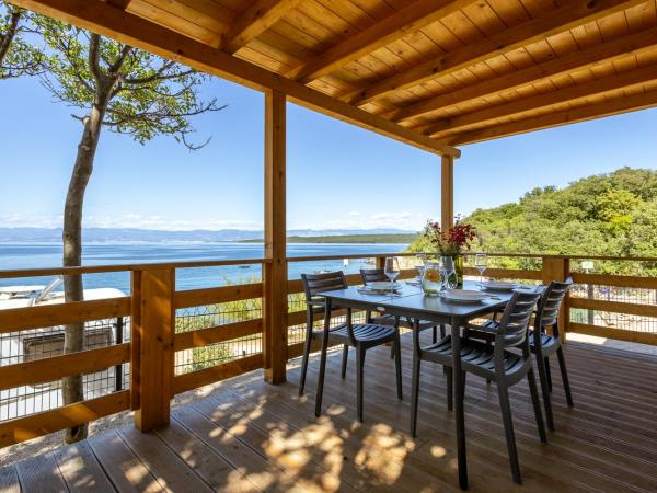 Camping Glavotok : photo 3 de la chambre mobile home 2 chambres avec terrasse