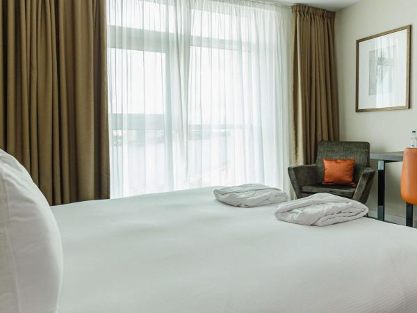 DoubleTree By Hilton London Excel : photo 1 de la chambre chambre lit queen-size de luxe avec vue