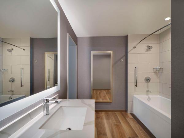 Hyatt House LAX Century Blvd : photo 2 de la chambre suite 1 chambre lit king-size avec canapé-lit et cuisine