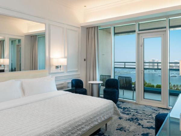 Le Meridien Mina Seyahi Beach Resort & Waterpark : photo 3 de la chambre hébergement club avec 1 lit king-size, balcon, petit-déjeuner, happy hour et goûter - vue sur mer