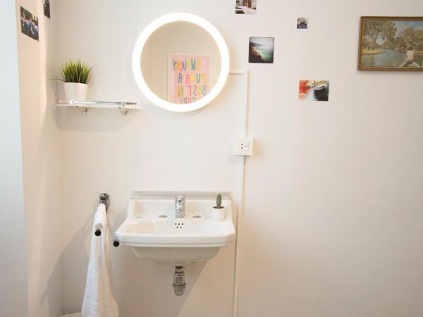 A Room In The City Hostel : photo 4 de la chambre chambre lits jumeaux (lits superposés) avec salle de bains commune