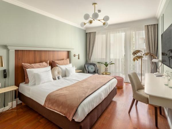 Queen's Court Hotel & Residence : photo 1 de la chambre chambre double avec lit king-size