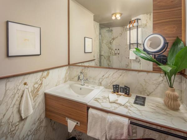 Queen's Court Hotel & Residence : photo 9 de la chambre suite supérieure lit king-size