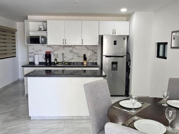 Elegant Condo in an Upscale Building : photo 10 de la chambre appartement avec balcon