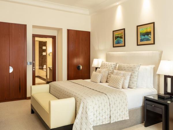 Grosvenor House, a Luxury Collection Hotel, Dubai : photo 1 de la chambre suite exécutive premier avec 1 lit king-size, accès au salon exécutif, goûter et happy hour, accès gratuit à la plage et à la piscine du complexe hôtelier, transfert aéroport depuis l’aéroport de dubaï
