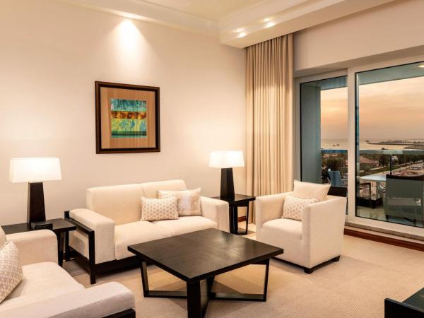 Grosvenor House, a Luxury Collection Hotel, Dubai : photo 7 de la chambre suite premier avec 1 lit king-size, accès gratuit à la plage et à la piscine du complexe hôtelier, accès au salon exécutif, goûter et happy hour, transfert aéroport depuis l'aéroport de dubaï