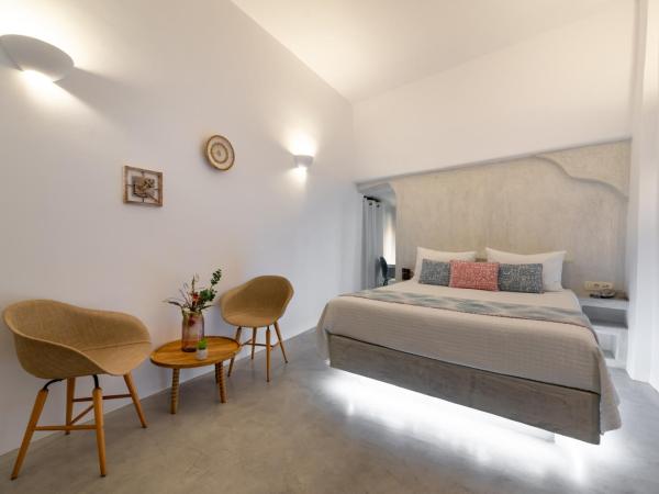 Kima Oia Suites : photo 9 de la chambre suite junior avec jacuzzi (2 adultes)