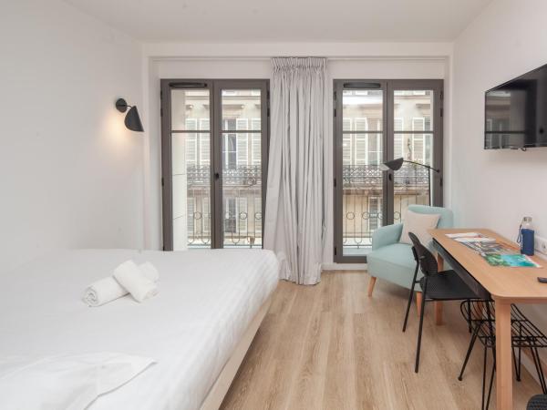 FINESTATE Coliving Champs-Elysées : photo 3 de la chambre suite junior avec balcon